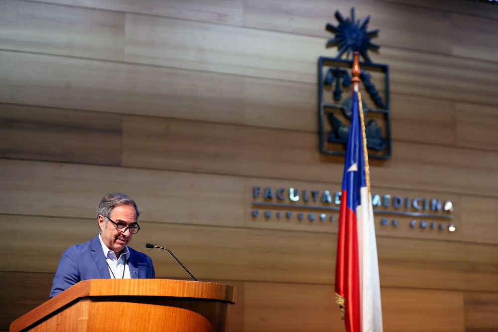 El doctor Miguel O'Ryan invitó a los nuevos profesores eméritos a "continuar siendo parte de la reflexión sobre el presente y futuro de la medicina"